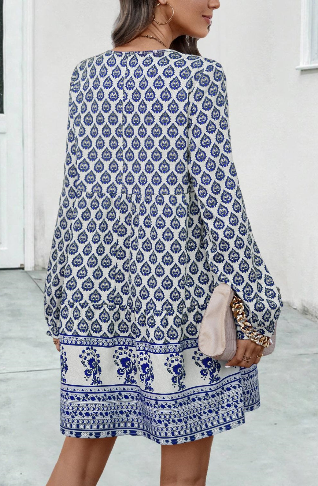 Vestido estampado con escote en el frente y lazo en el cuello