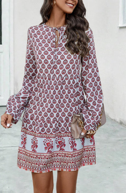 Vestido estampado con escote en el frente y lazo en el cuello