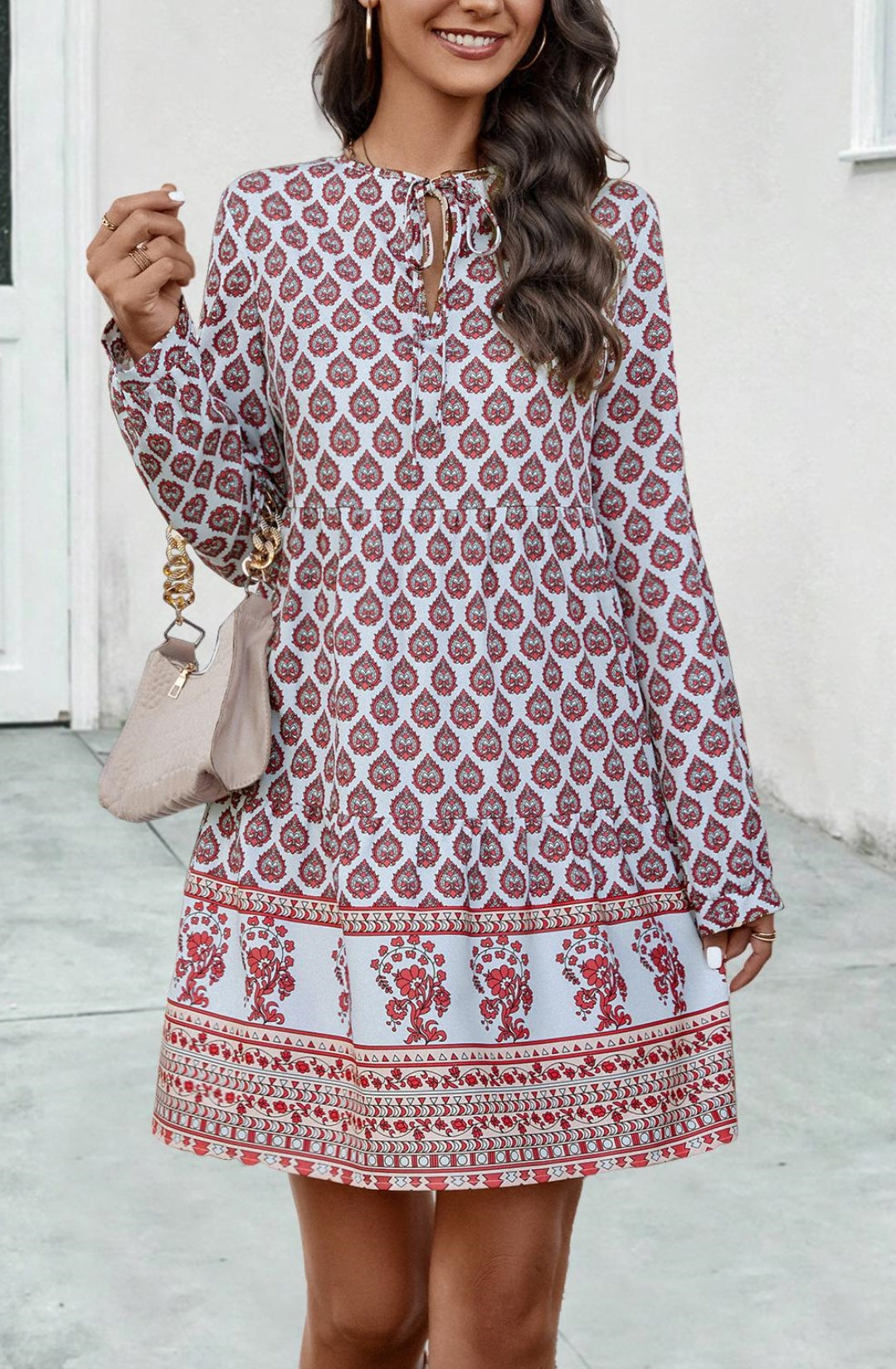 Vestido estampado con escote en el frente y lazo en el cuello