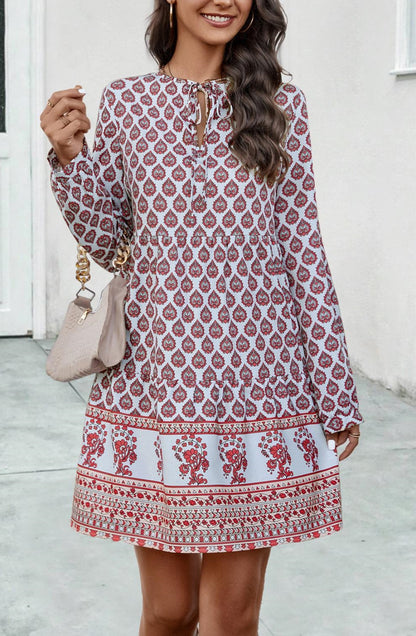 Vestido estampado con escote en el frente y lazo en el cuello