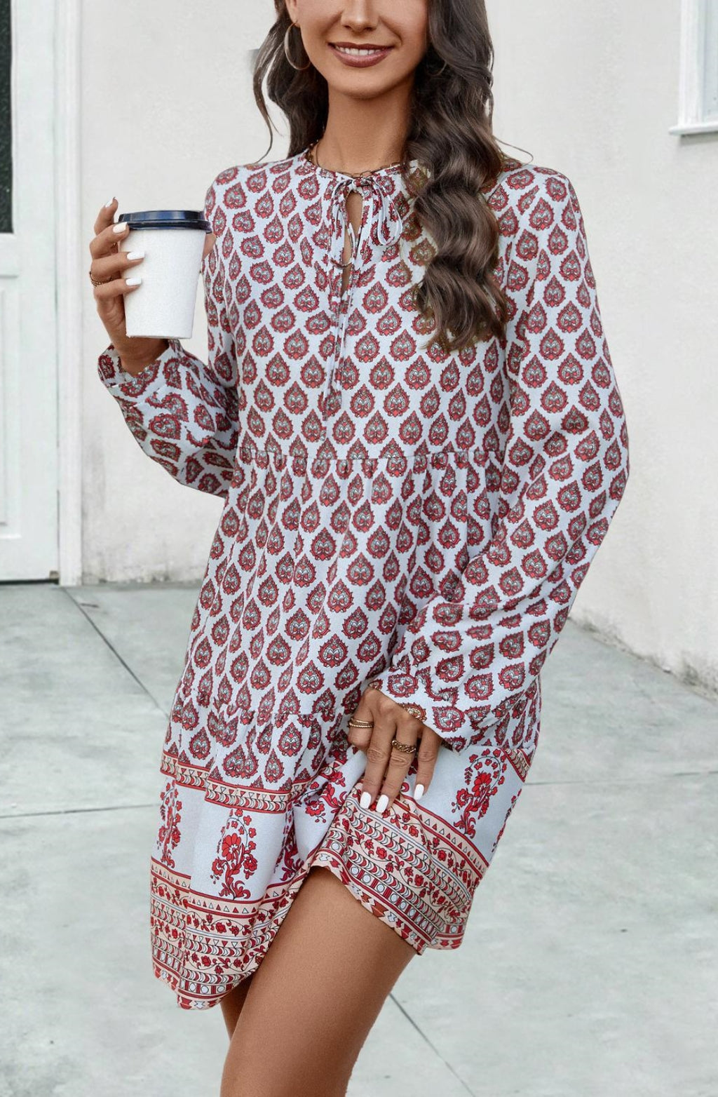 Vestido estampado con escote en el frente y lazo en el cuello