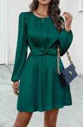 Vestido con cintura torcida y detalle plisado