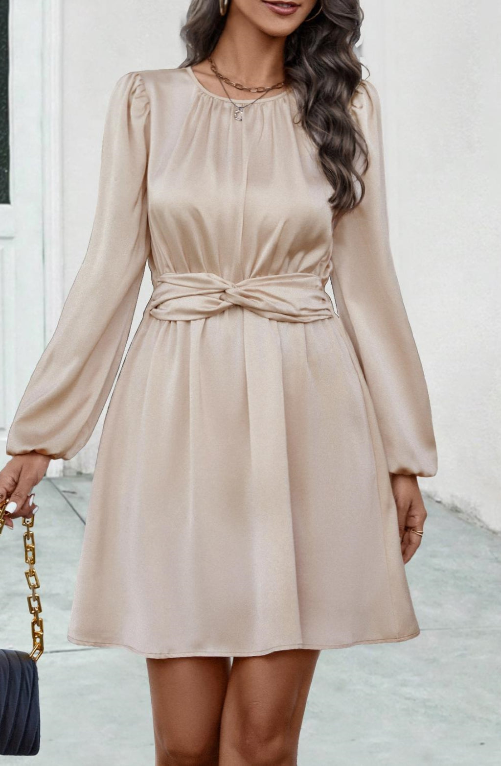 Vestido con cintura torcida y detalle plisado