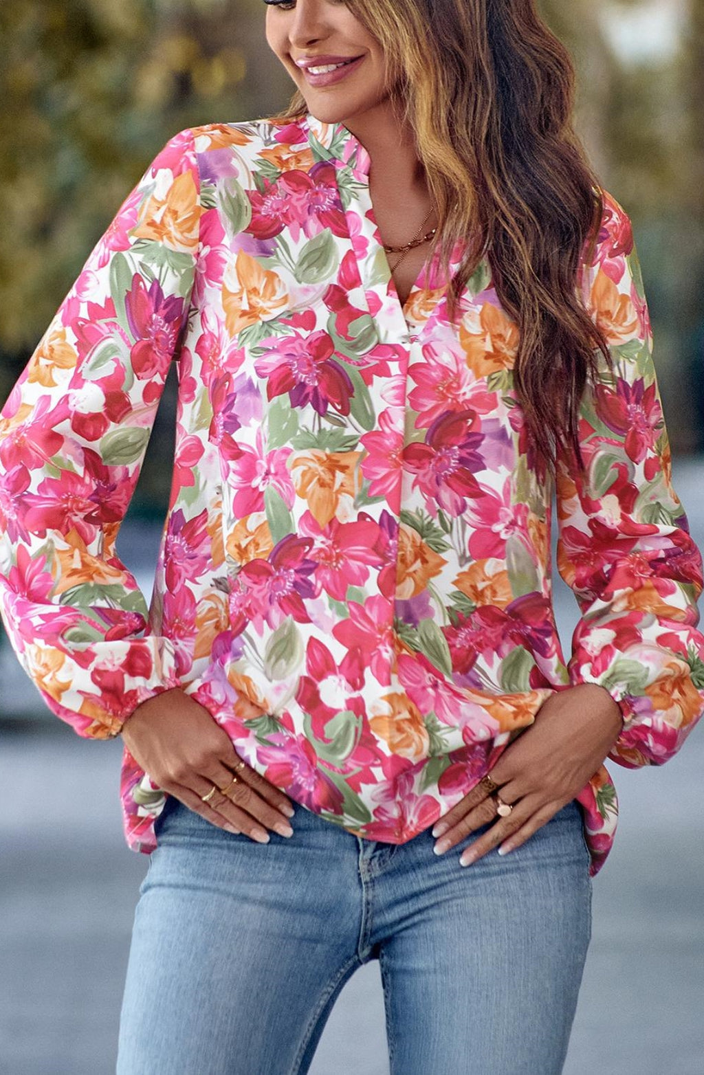 Blusa multicolor con escote en V dividido