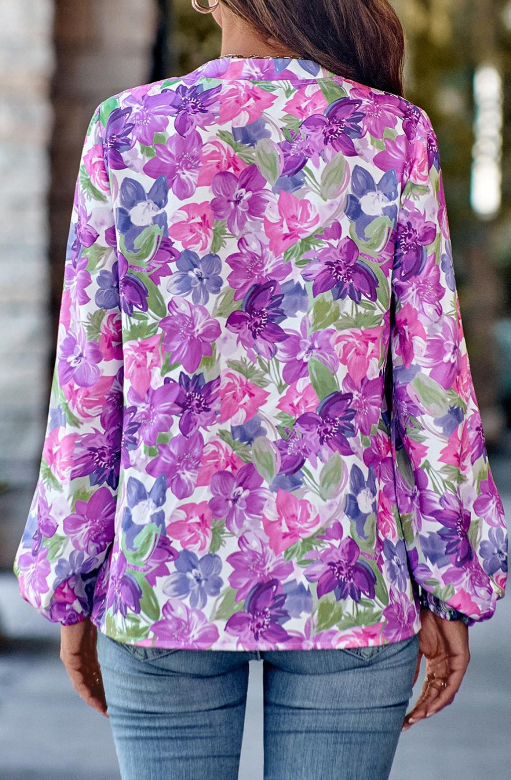 Blusa multicolor con escote en V dividido