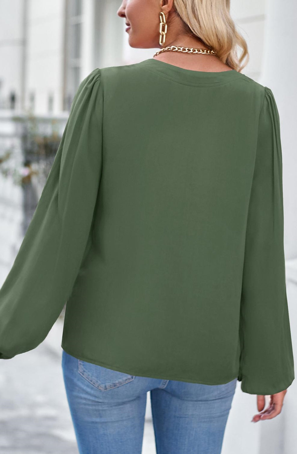 Blusa con mangas de obispo y detalle plisado