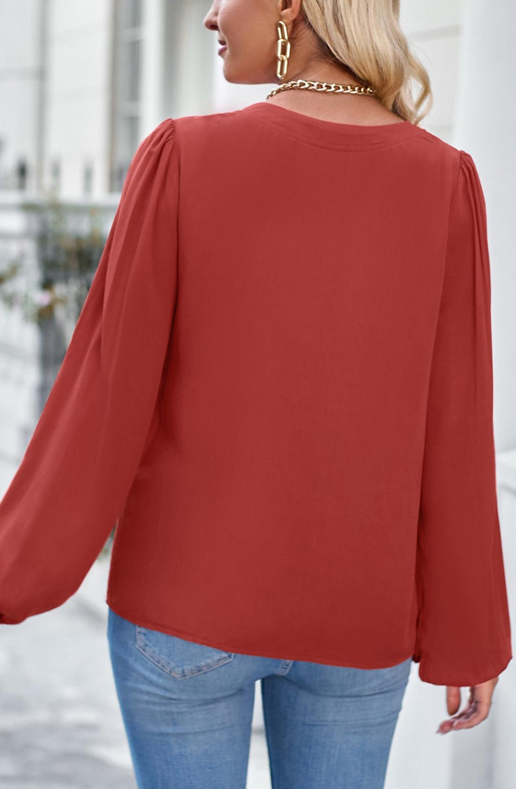 Blusa con mangas de obispo y detalle plisado