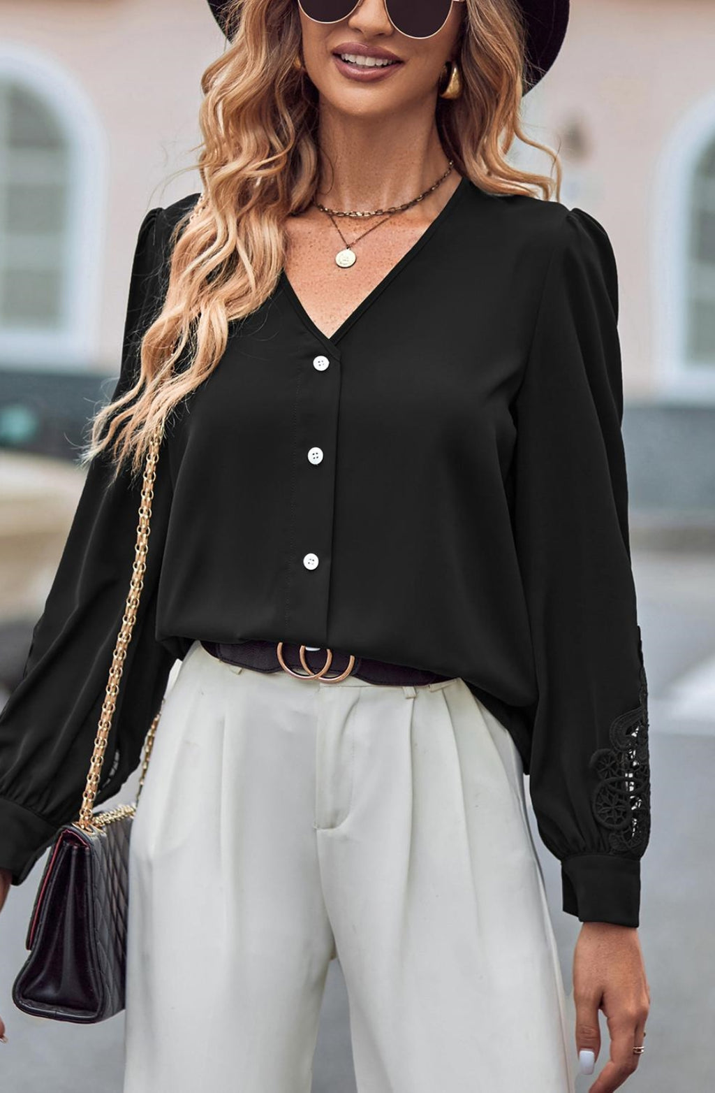Blusa con escote en V y detalle de encaje