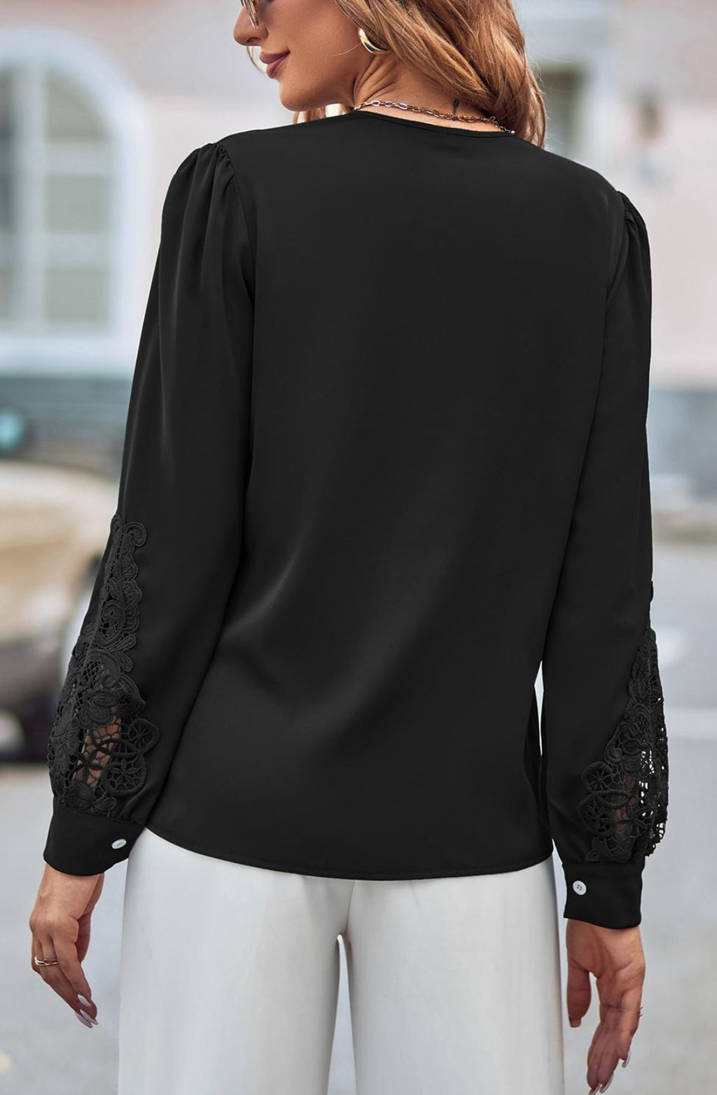 Blusa con escote en V y detalle de encaje