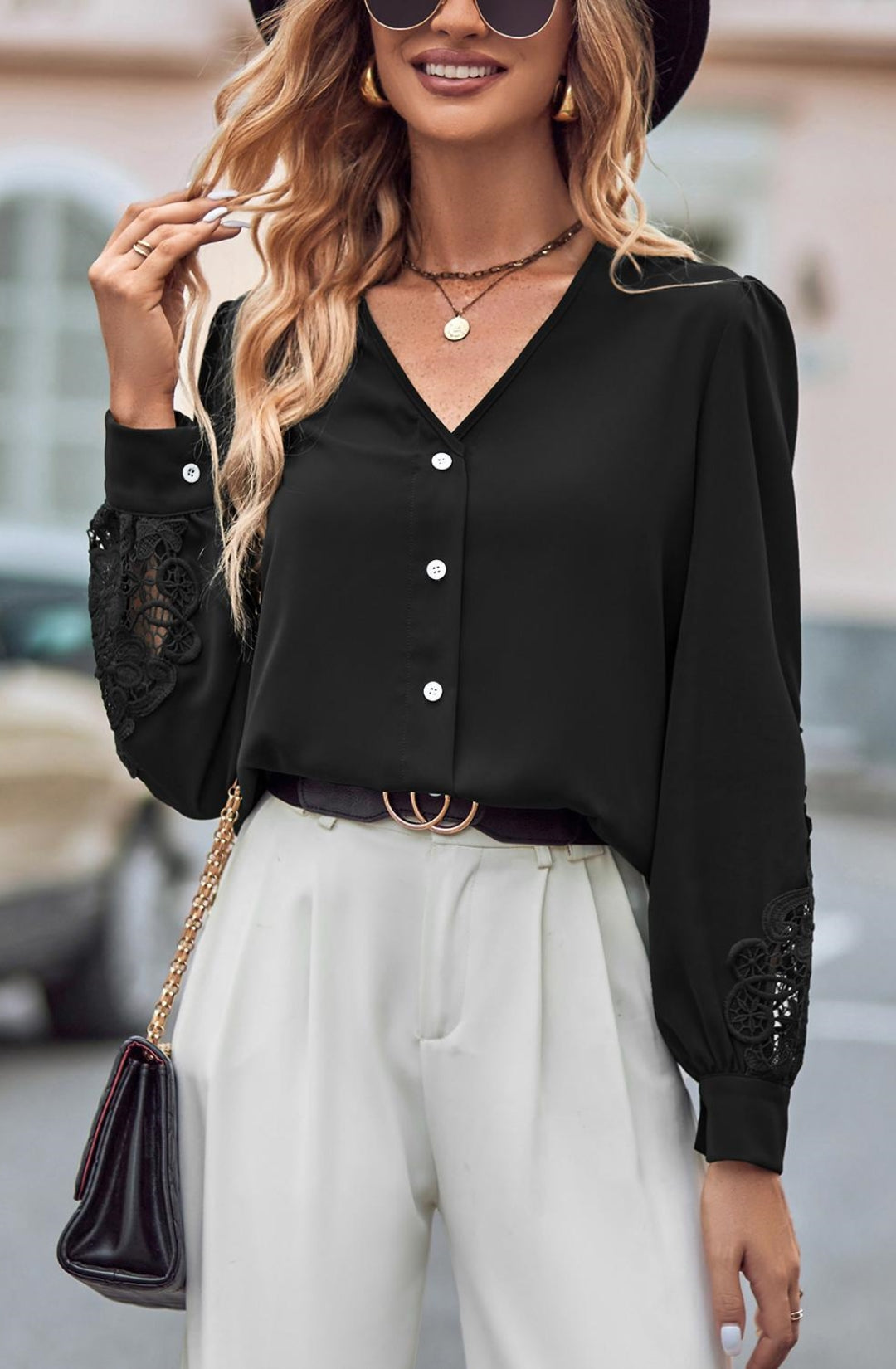 Blusa con escote en V y detalle de encaje