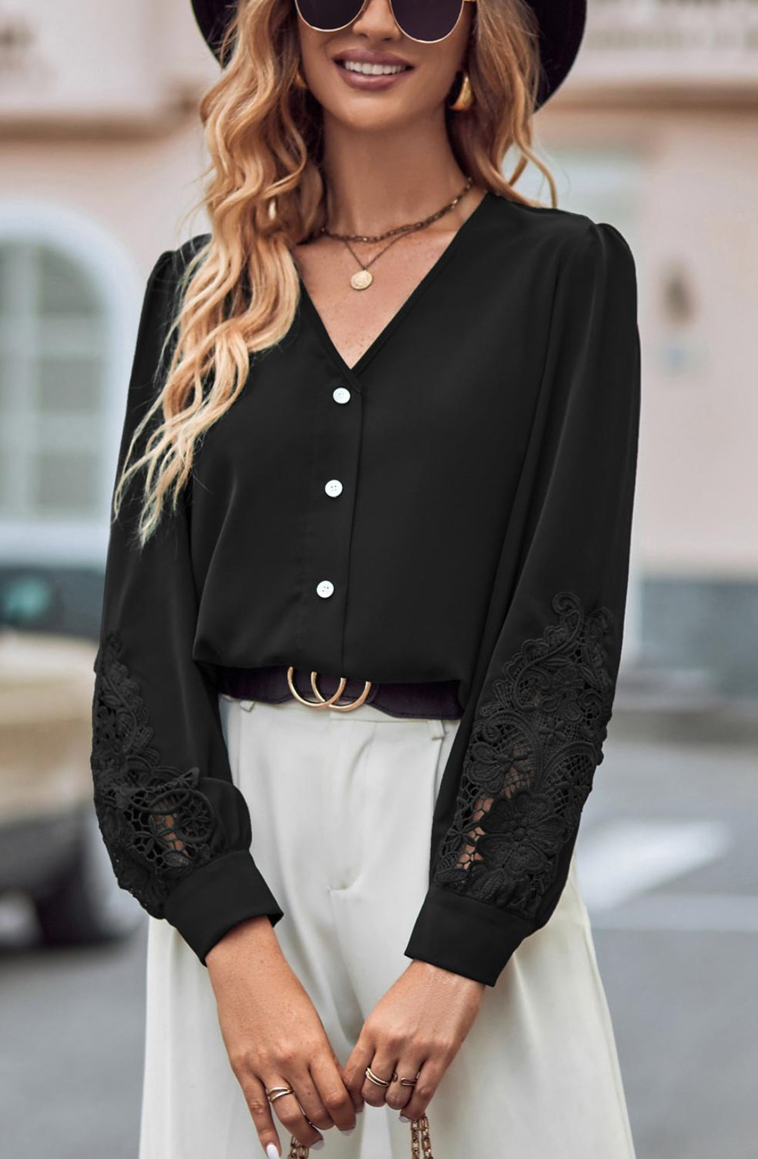 Blusa con escote en V y detalle de encaje