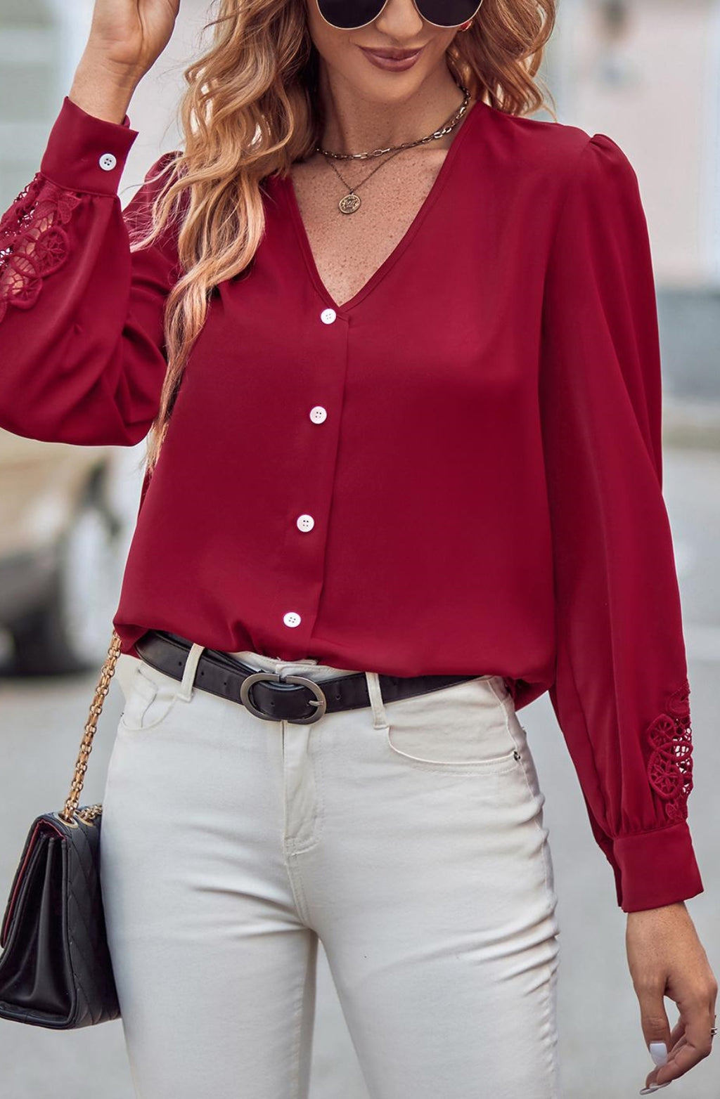 Blusa con escote en V y detalle de encaje
