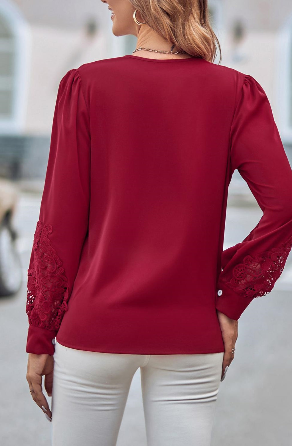 Blusa con escote en V y detalle de encaje