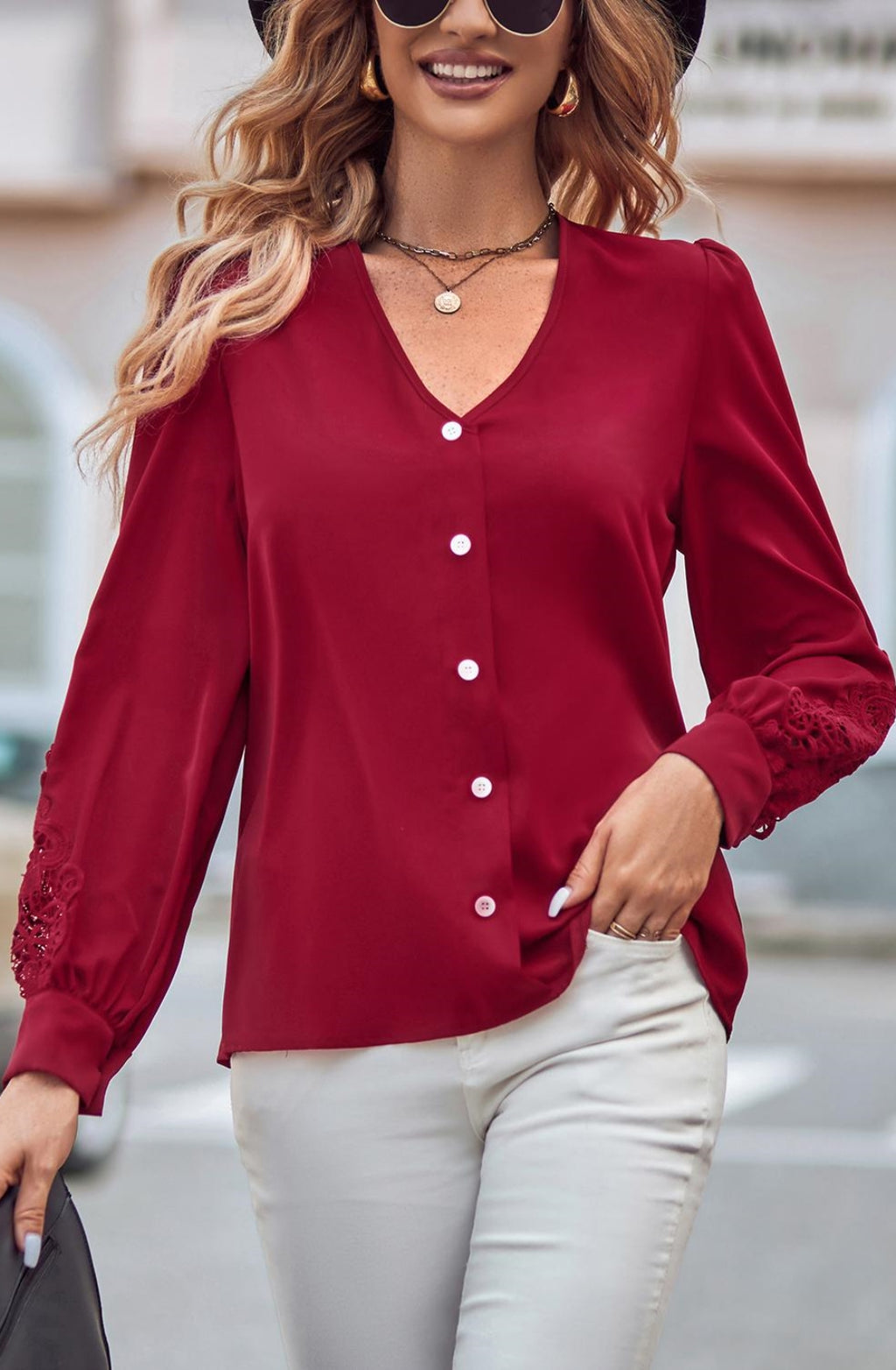 Blusa con escote en V y detalle de encaje