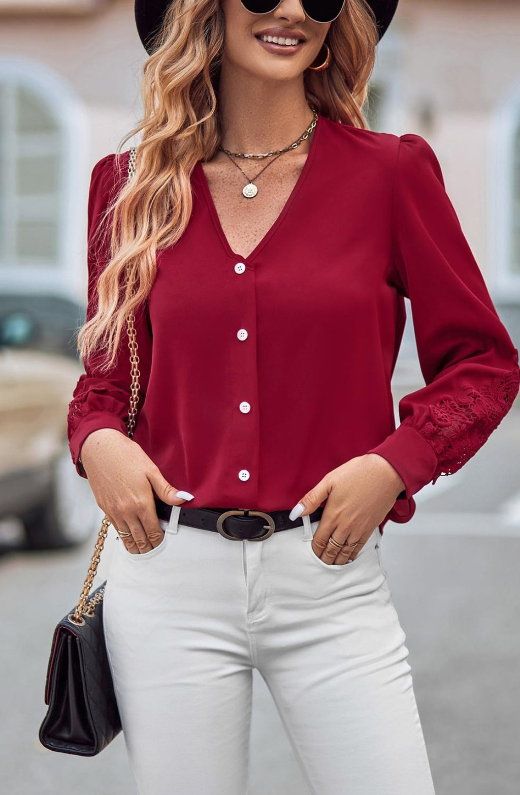 Blusa con escote en V y detalle de encaje