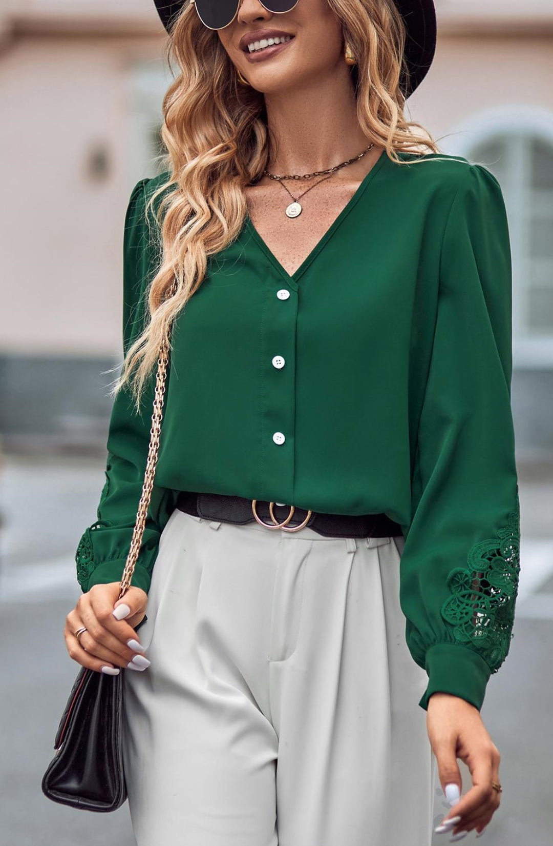 Blusa con escote en V y detalle de encaje
