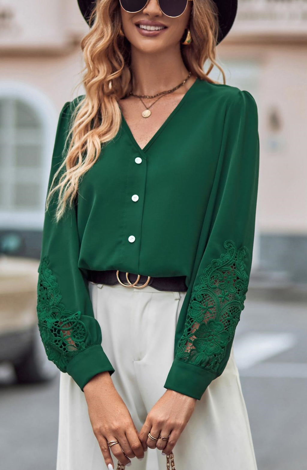 Blusa con escote en V y detalle de encaje