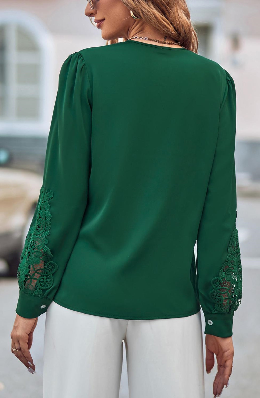 Blusa con escote en V y detalle de encaje