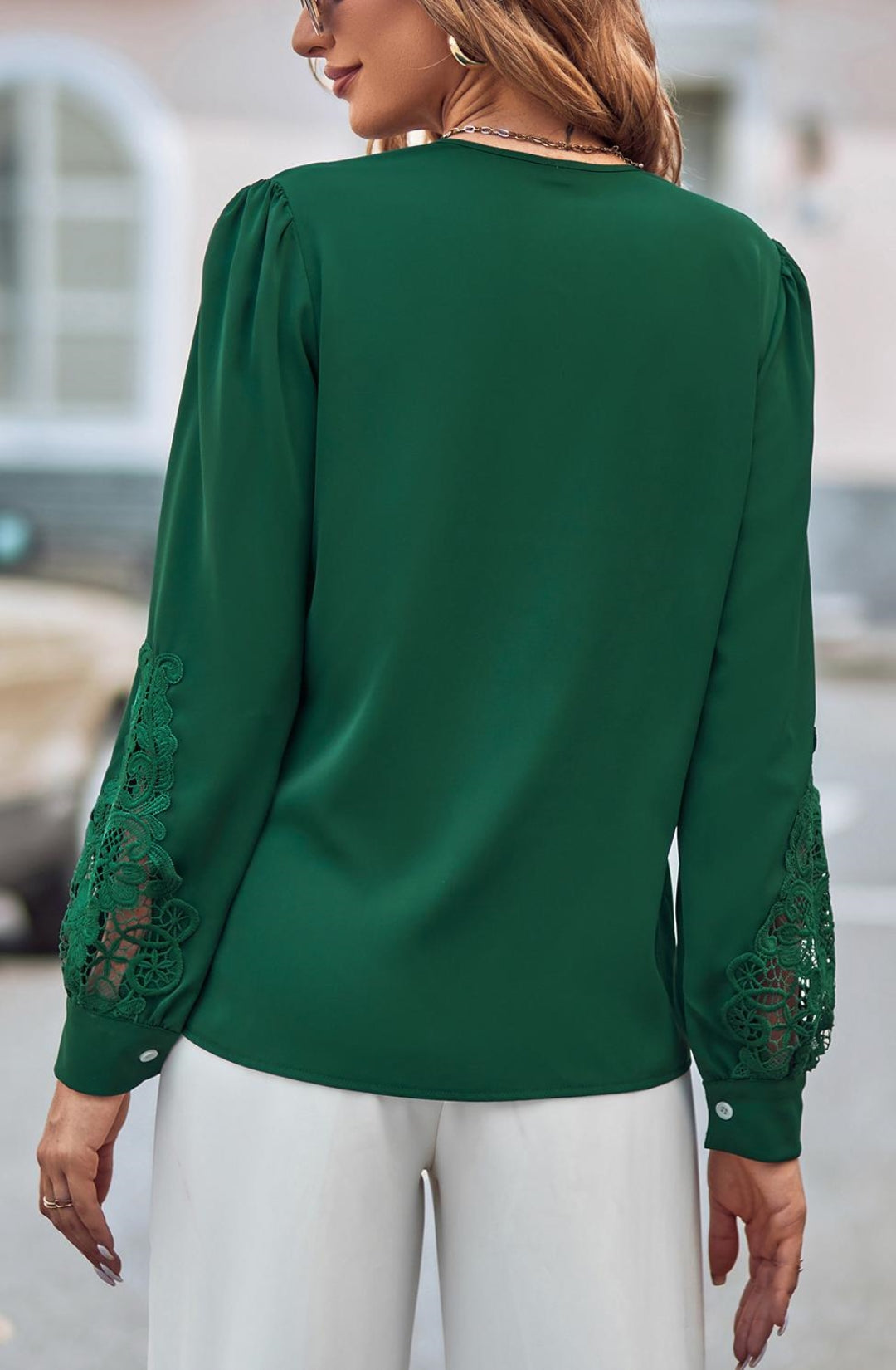 Blusa con escote en V y detalle de encaje