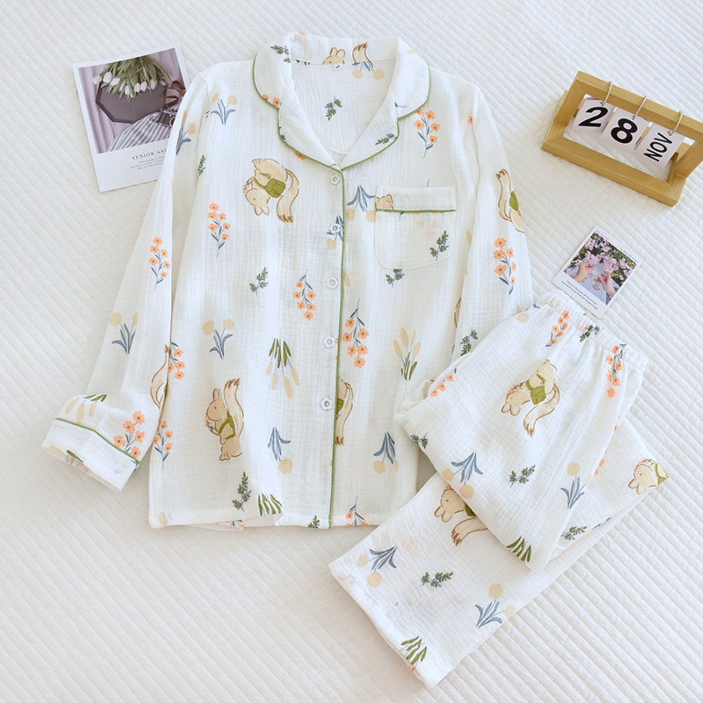 Conjunto de pijama con estampado floral y de ardillas