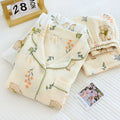Conjunto de pijama con estampado floral y de ardillas