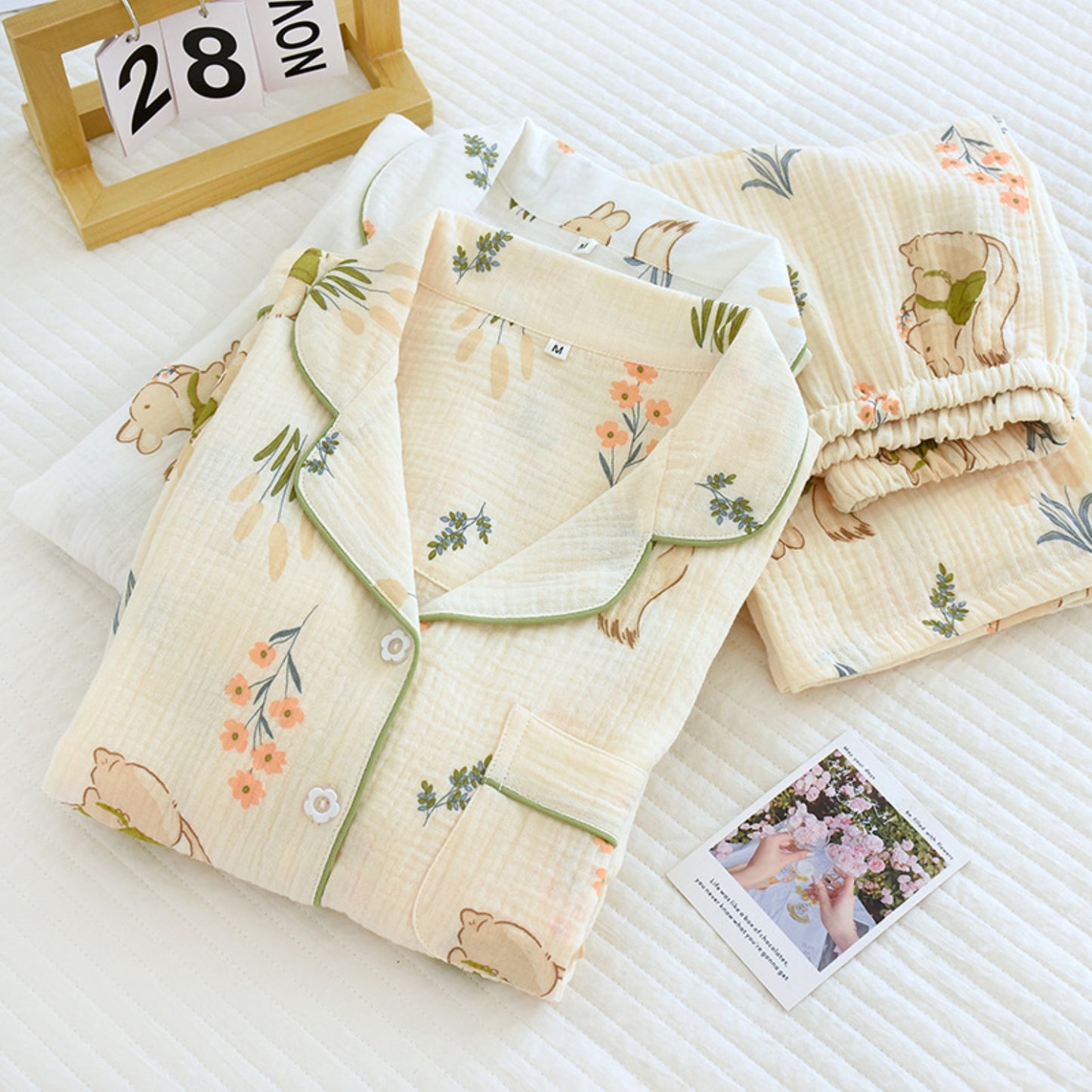 Conjunto de pijama con estampado floral y de ardillas