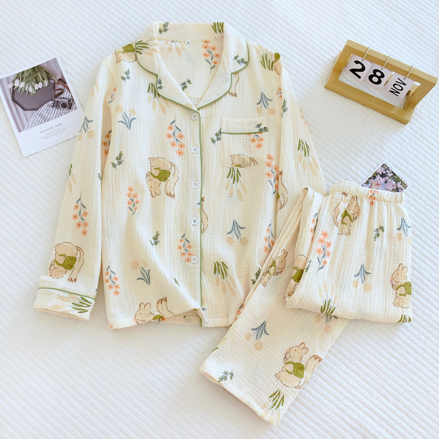 Conjunto de pijama con estampado floral y de ardillas
