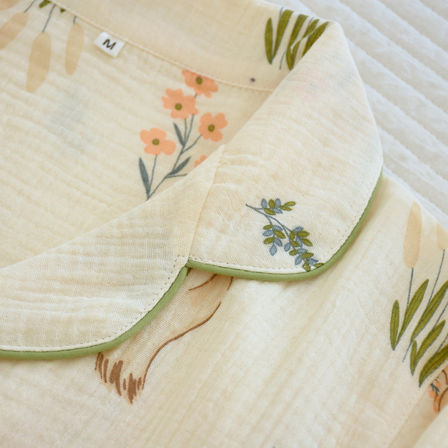 Conjunto de pijama con estampado floral y de ardillas