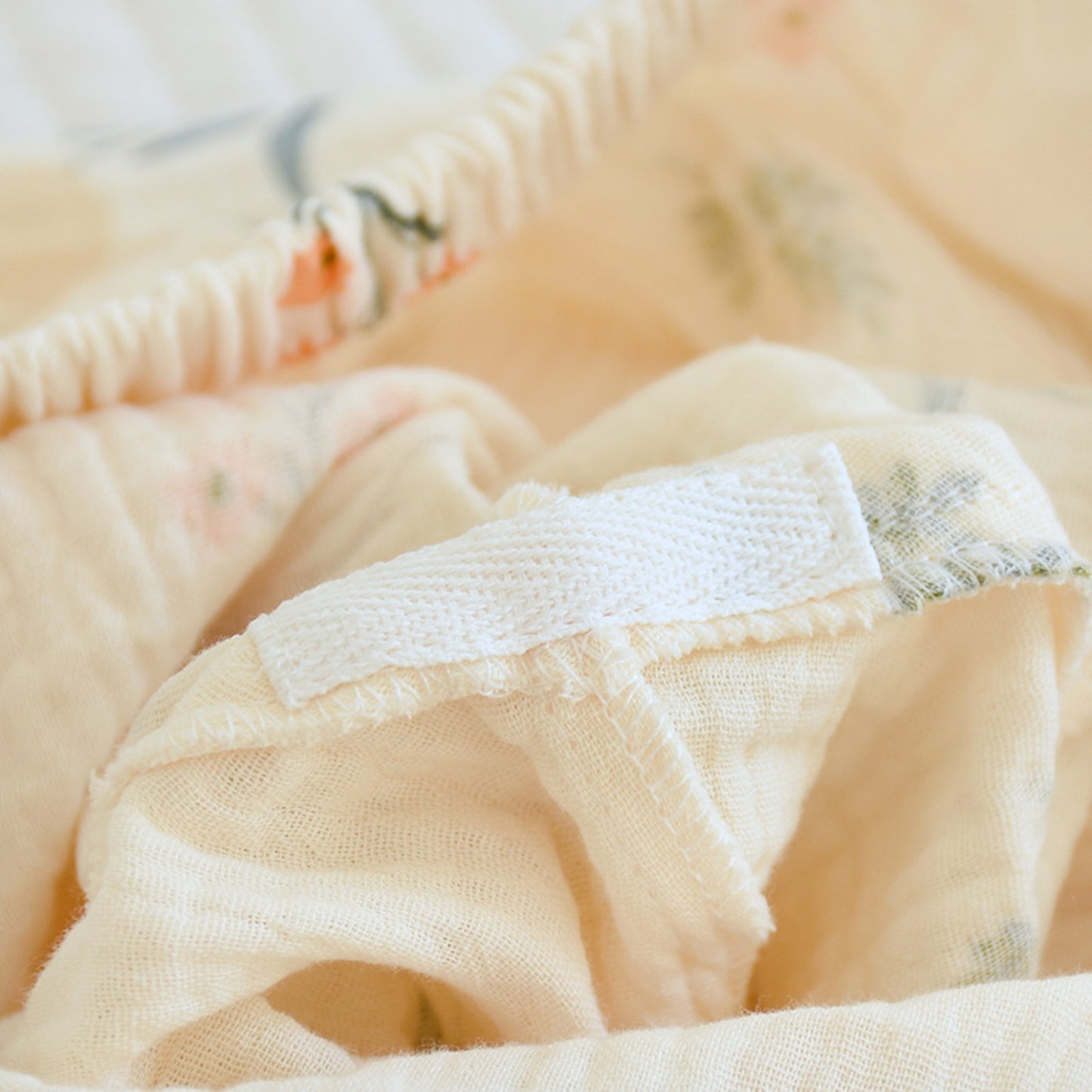 Conjunto de pijama con estampado floral y de ardillas