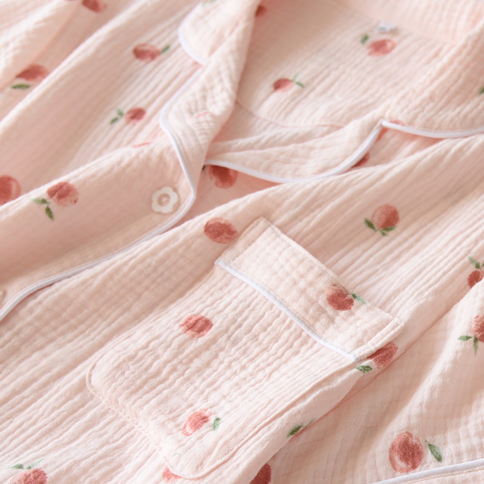 Camisa y pantalones cortos con estampado floral texturizado a juego