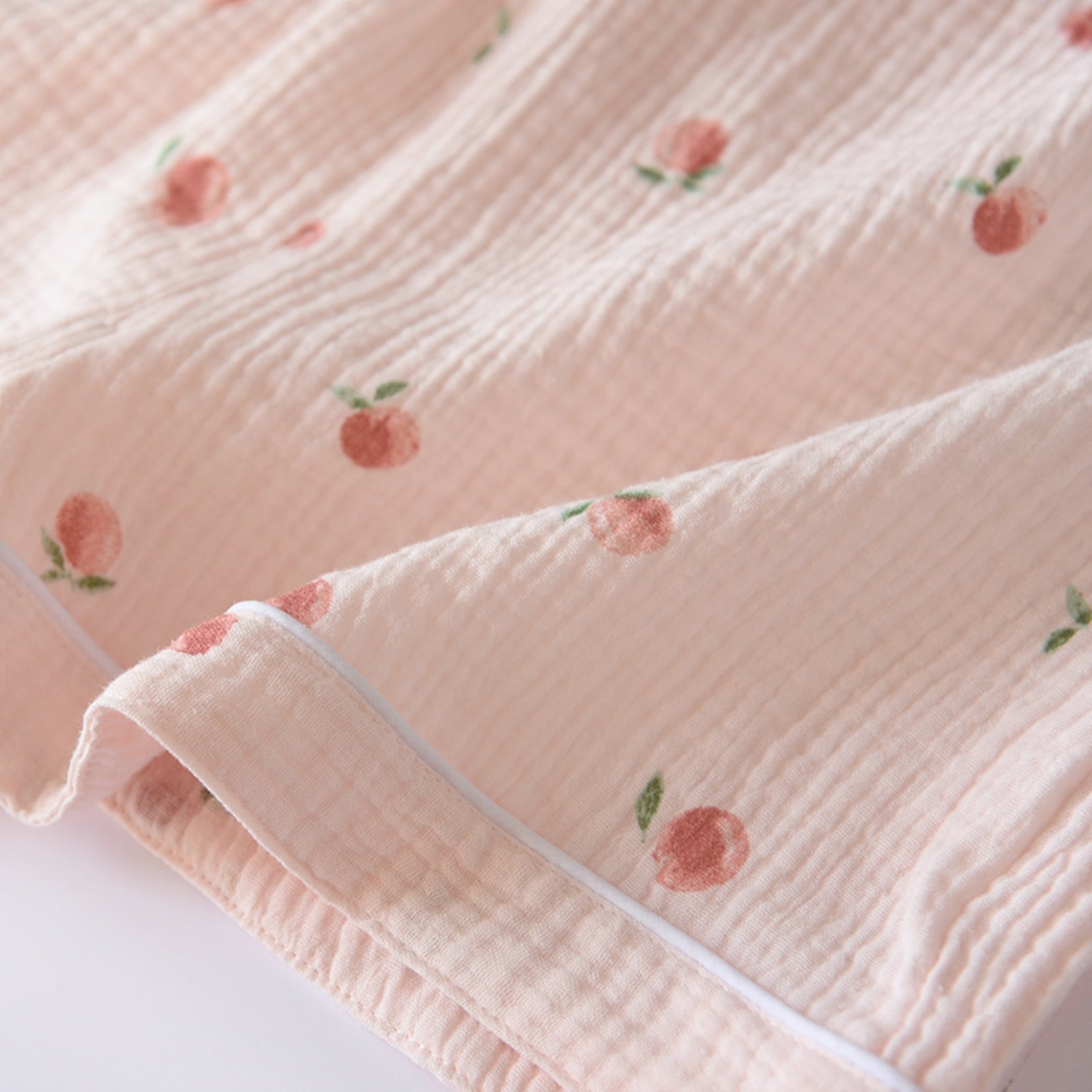 Camisa y pantalones cortos con estampado floral texturizado a juego