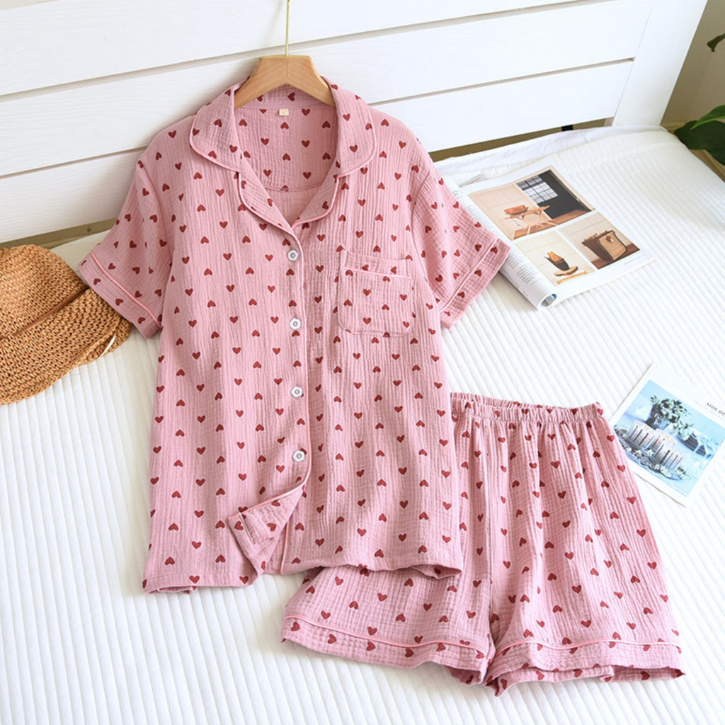 Camisa y pantalones cortos con estampado de corazones a juego