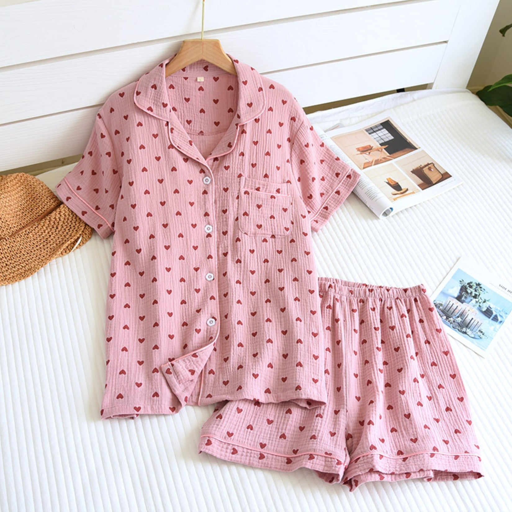 Camisa y pantalones cortos con estampado de corazones a juego