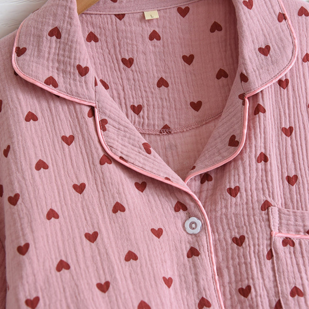 Camisa y pantalones cortos con estampado de corazones a juego