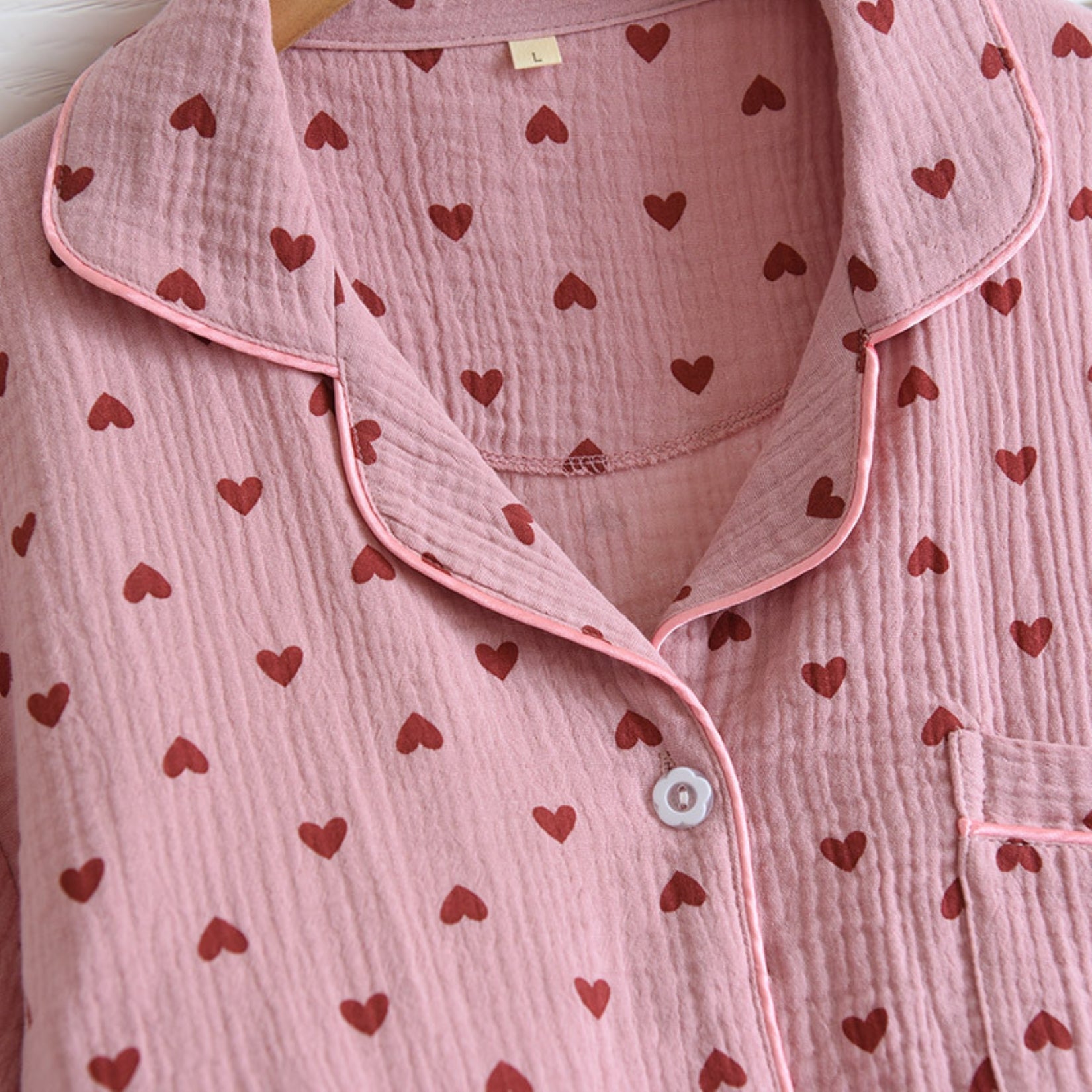 Camisa y pantalones cortos con estampado de corazones a juego