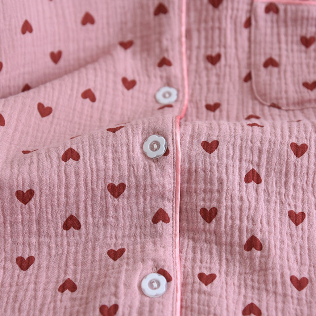 Camisa y pantalones cortos con estampado de corazones a juego