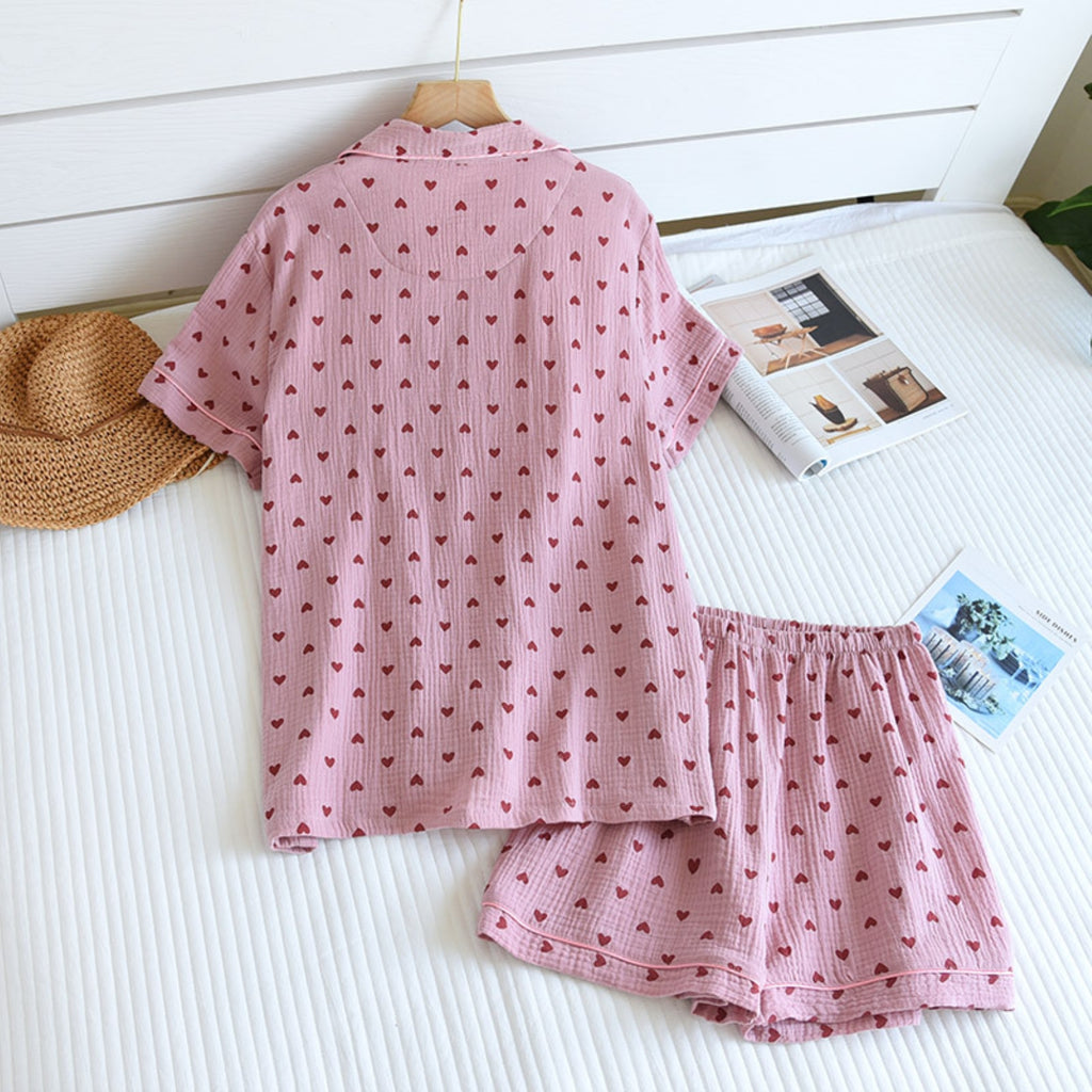 Camisa y pantalones cortos con estampado de corazones a juego
