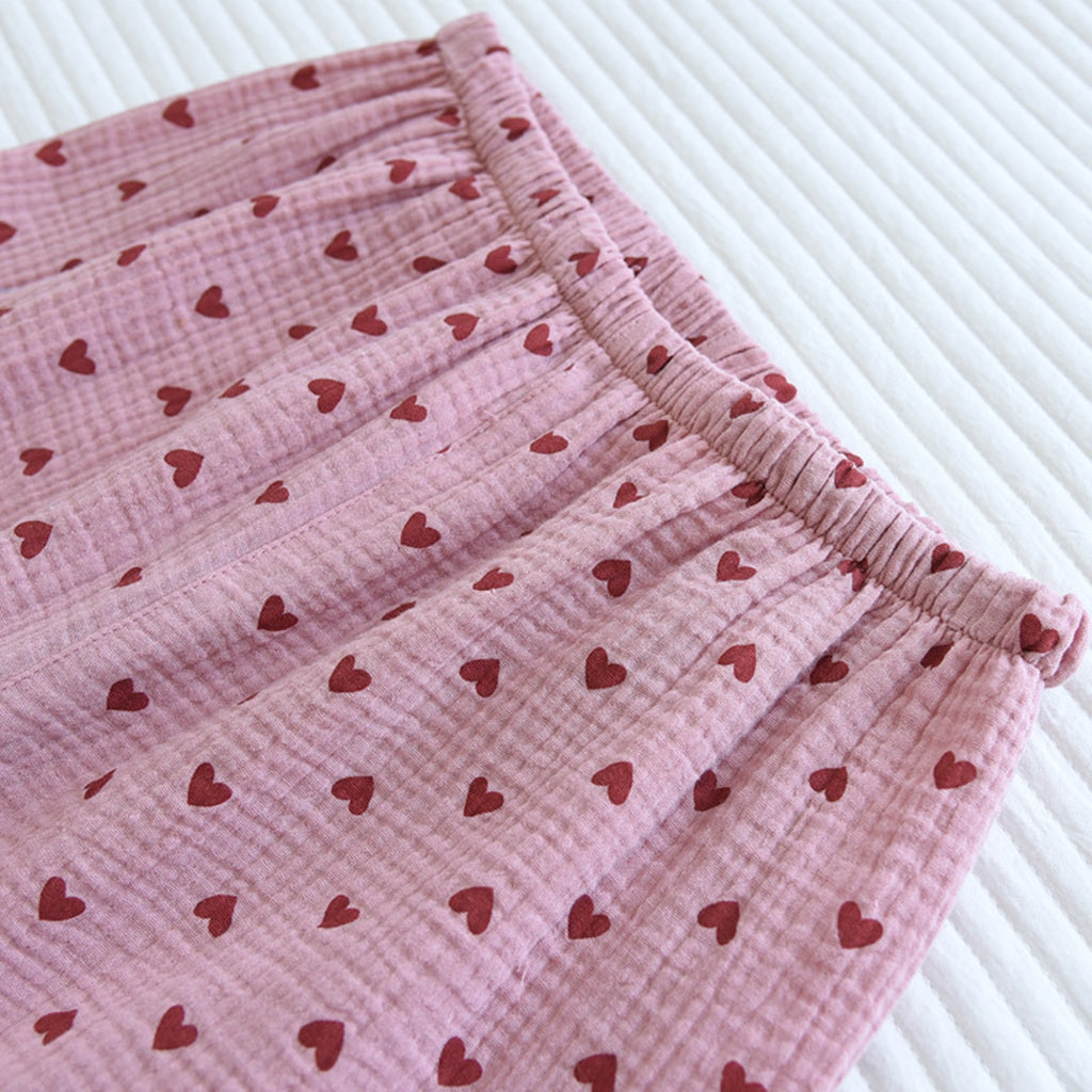 Camisa y pantalones cortos con estampado de corazones a juego