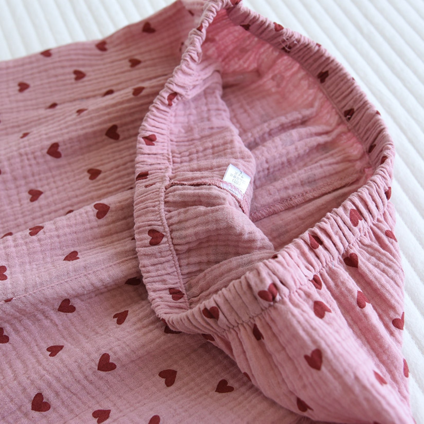 Camisa y pantalones cortos con estampado de corazones a juego