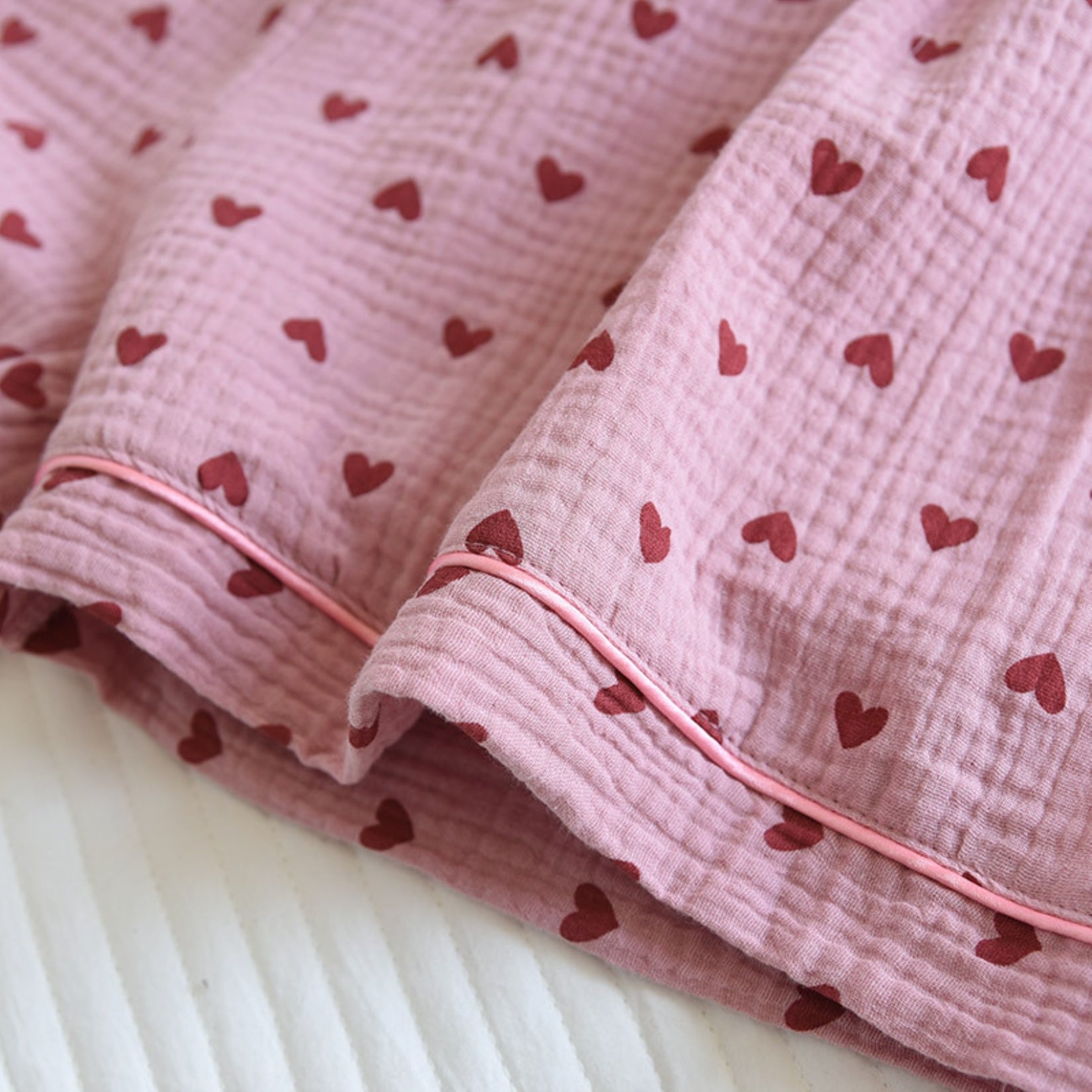 Camisa y pantalones cortos con estampado de corazones a juego