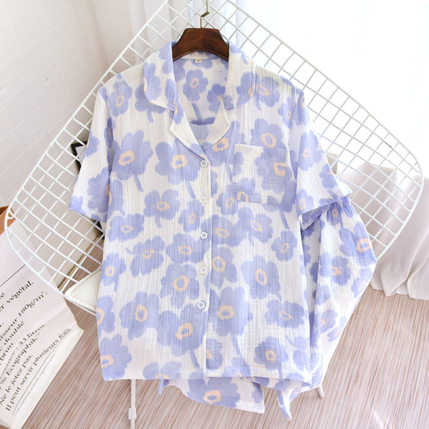 Conjunto de camisa y pantalones cortos con estampado floral texturizado