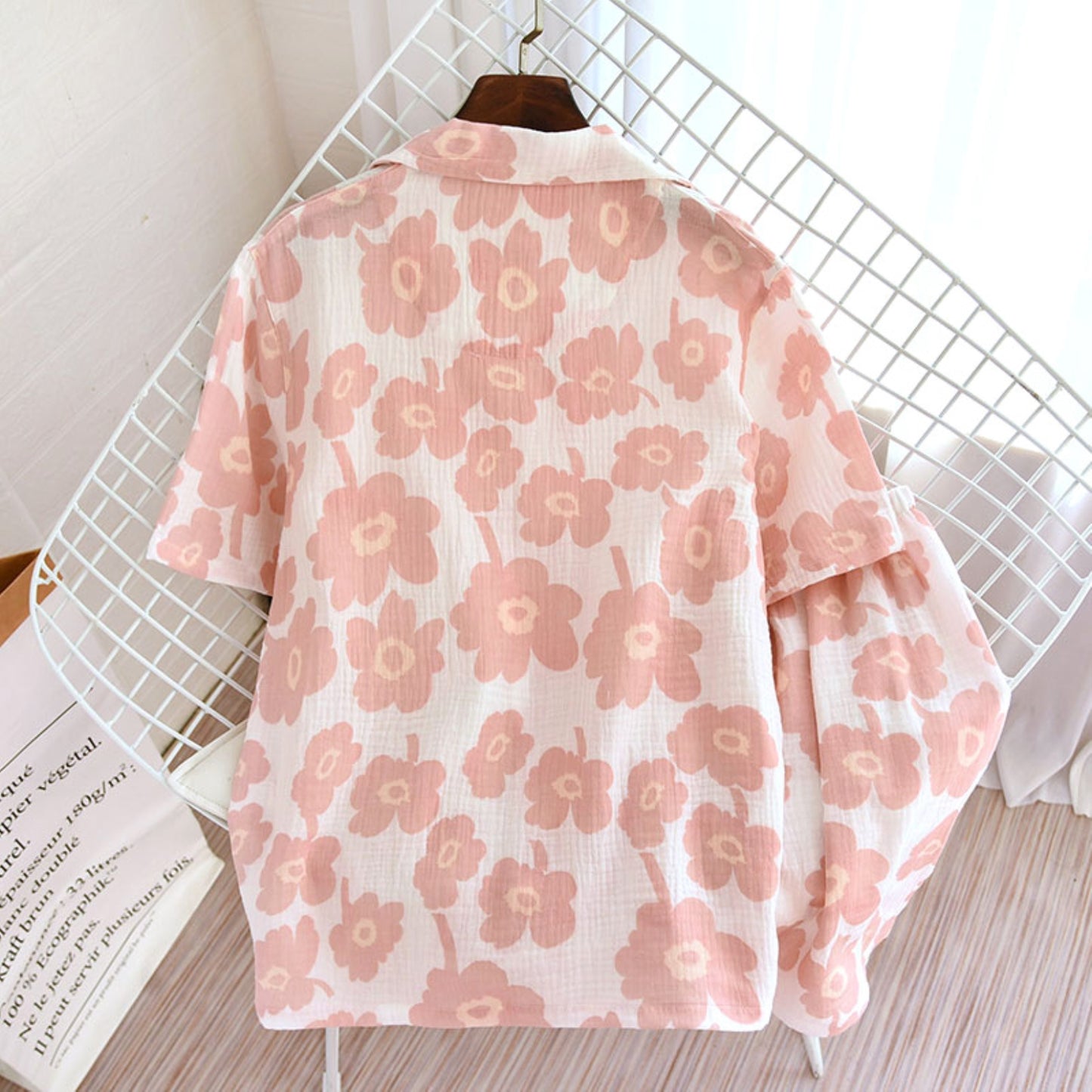 Conjunto de camisa y pantalones cortos con estampado floral texturizado