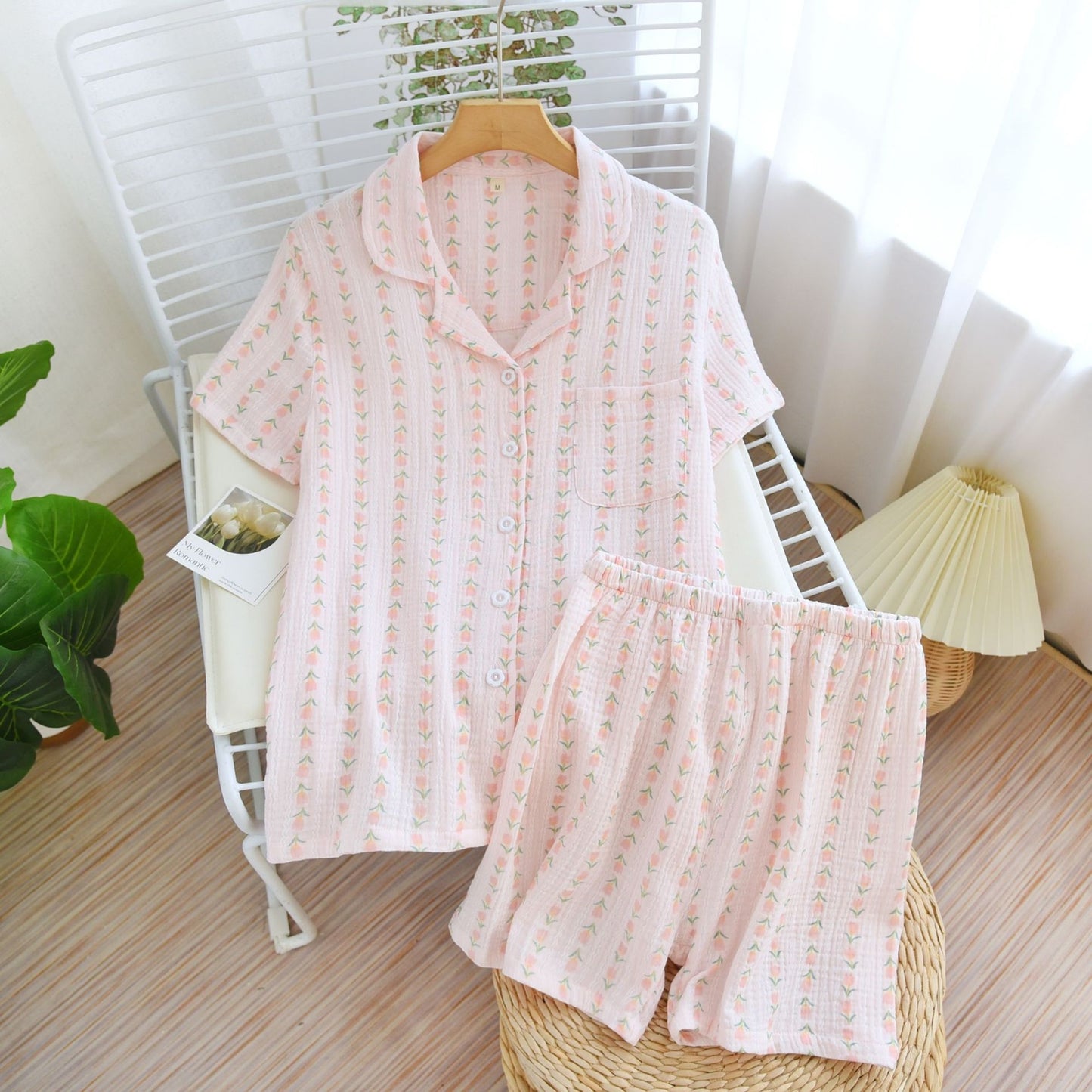 Conjunto de salón con estampado floral a rayas
