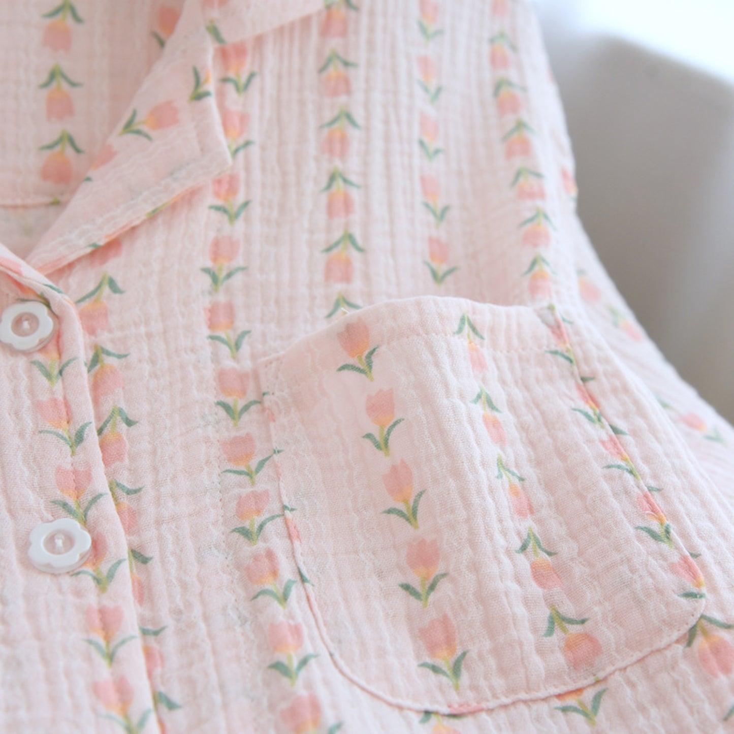 Conjunto de salón con estampado floral a rayas