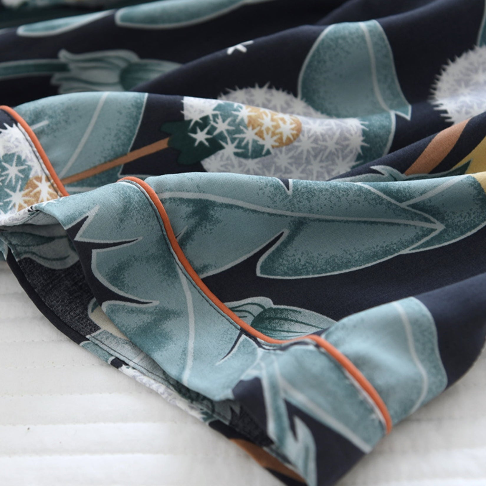 Coordinaciones de salón con motivos florales multicolores