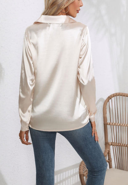 Camisa de satén con cuello abotonado