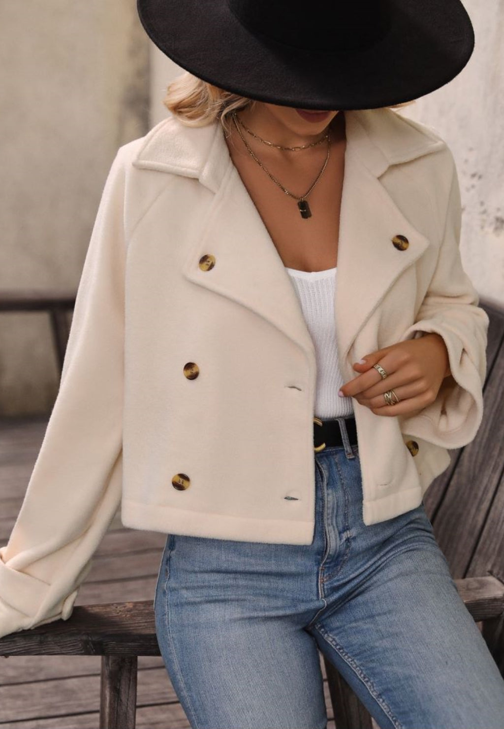 Chaqueta con cuello y botones en contraste