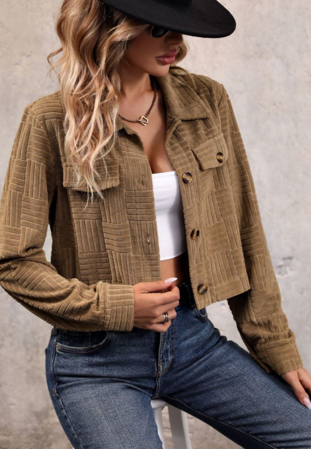 Chaqueta corta de pana con diseño geométrico