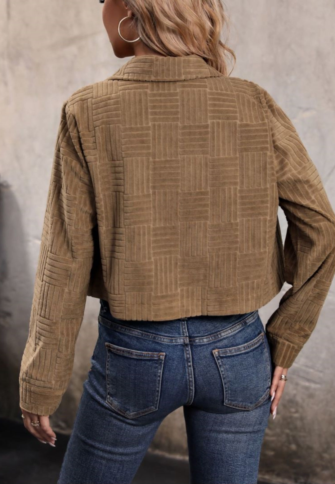 Chaqueta corta de pana con diseño geométrico