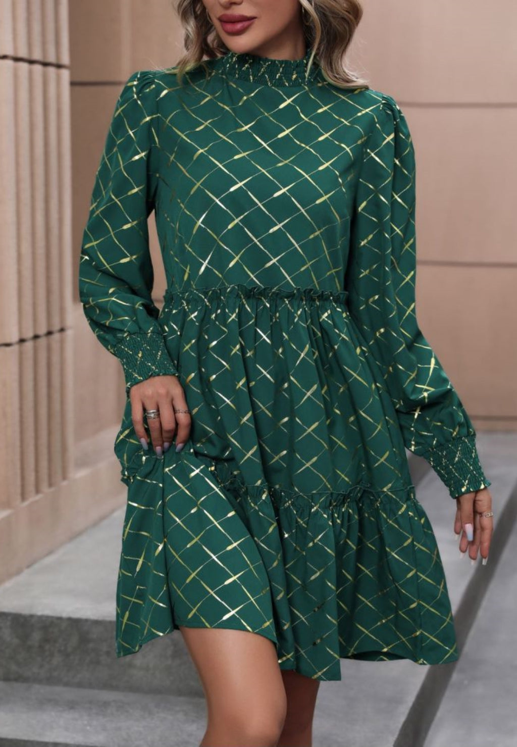 Vestido con cuello fruncido y estampado geométrico